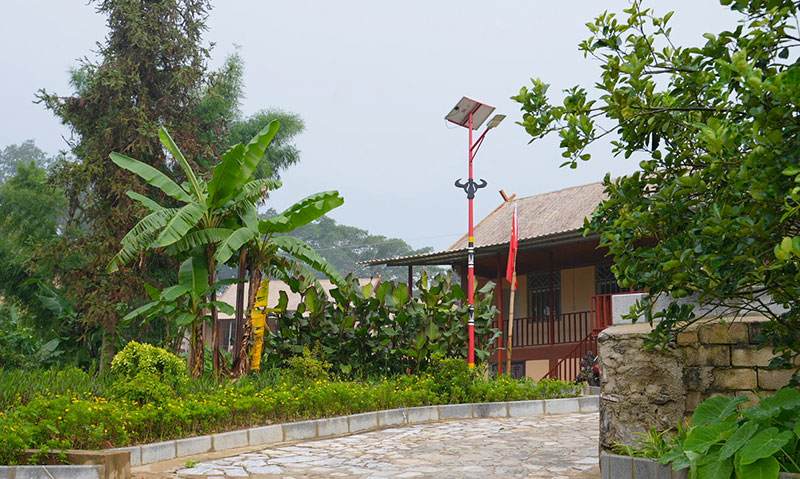 西盟县岳宋乡岳宋村房前屋后的杂草变成了花园菜园果园。李毅摄