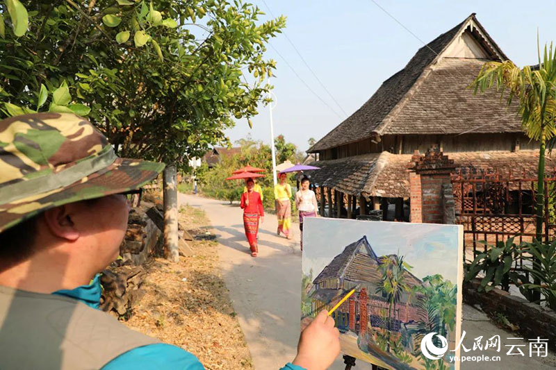 绘画爱好者正在曼仑村画画。白田雅琦摄