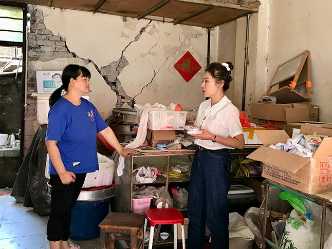地震发生后，客户经理到店进行慰问。李国栋摄