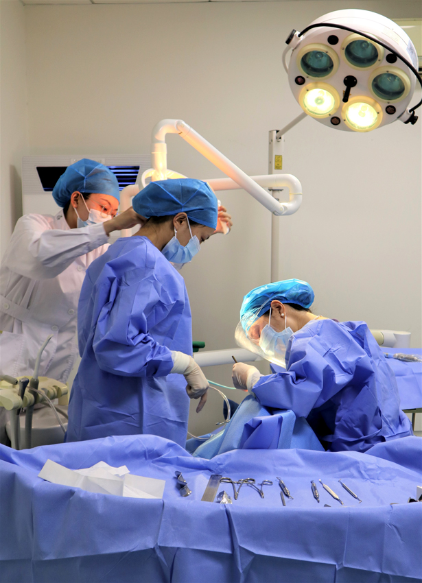 昆明医科大学附属口腔医院内，医生正在给患者开展种植牙手术。杨琳摄