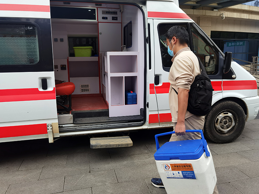 器官送上120急救车。镇雄县融媒体中心供图