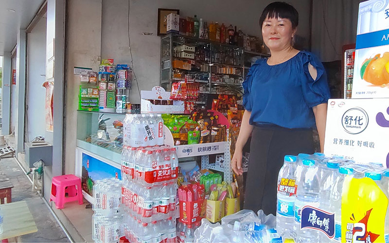 吉艳在商店内理货。王红梅摄