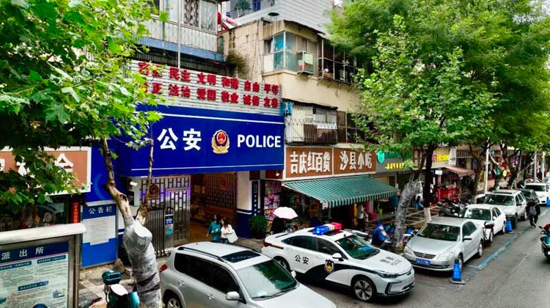 金碧派出所的蓝色大门与沿街商铺齐平。昆明市公安局西山分局供图