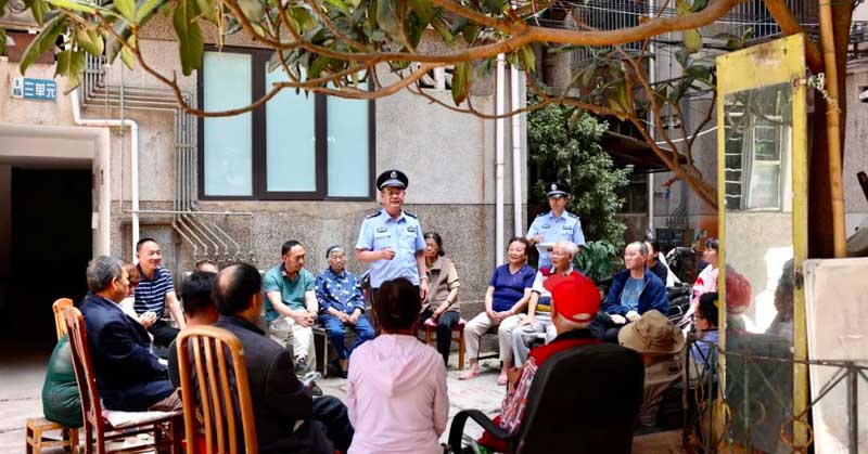 金碧派出所民警与居民群众在一起。昆明市公安局西山分局供图