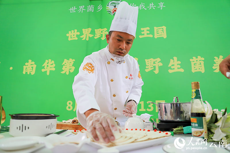 活动现场，一位厨师正在制作松茸刺身。人民网记者 虎遵会摄