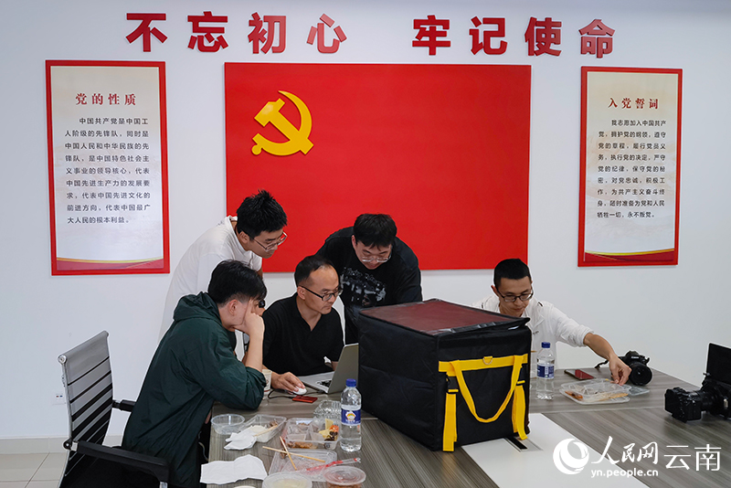 采访团在中老铁路磨憨站编发稿件。人民网记者 刘红摄