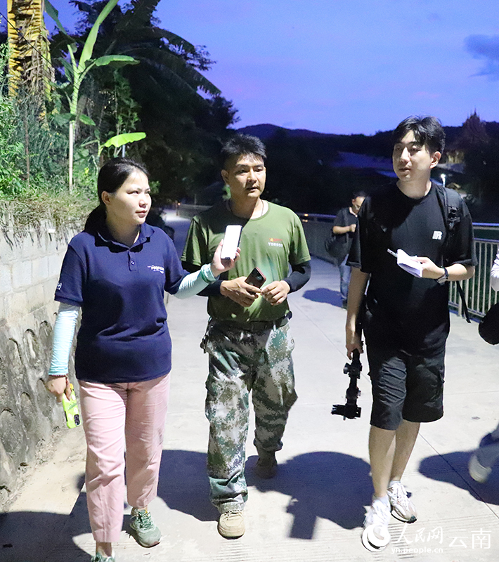 采访团在磨憨曼庄村采访。人民网记者 李发兴摄