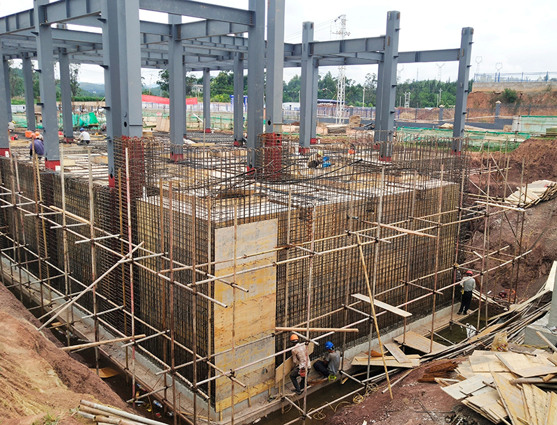 年产20万吨饲料生产线项目建设现场。南华县委宣传部供图