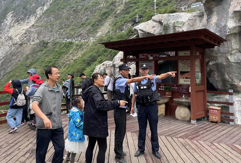 “景”中有“警”护平安。香格里拉市融媒体中心供图