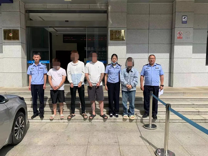 4名逃犯到云南避暑被抓。富源警方供图