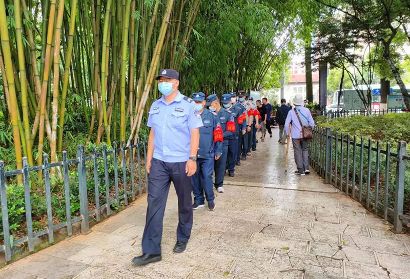 大观派出所的“红袖标”治安志愿者在开展巡逻防范。昆明市公安局五华分局供图