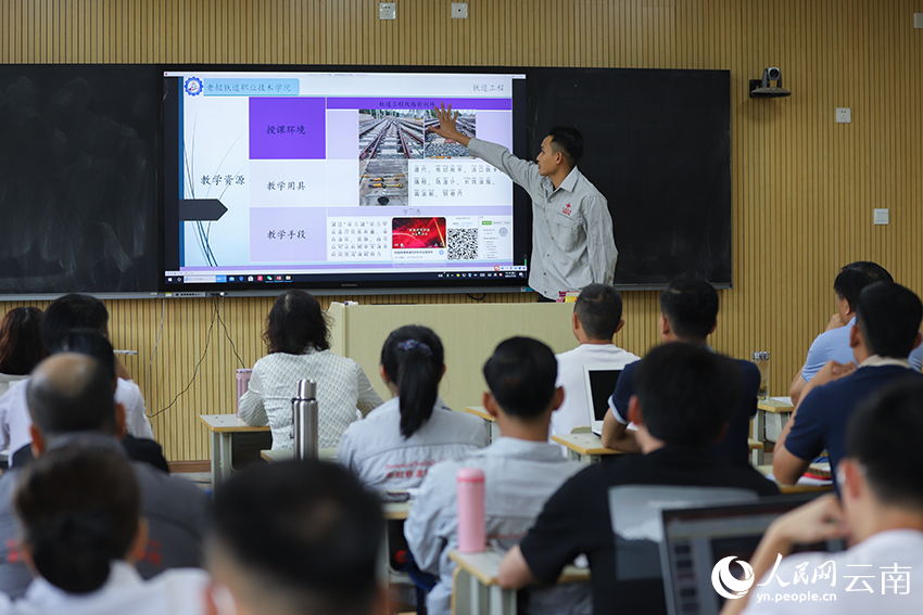【1】7月25日，在昆明学习的老挝铁路教师参加结业考核。人民网记者 李发兴摄