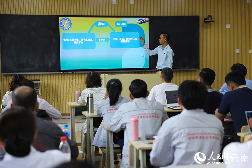 【2】7月25日，在昆明学习的老挝铁路教师参加结业考核。人民网记者 李发兴摄