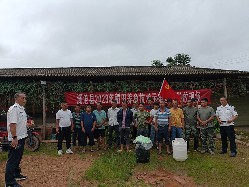 “老渔翁”李万彬现场宣传培训。澜沧县融媒体中心供图