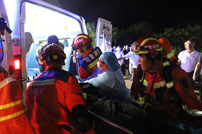 隧道内被困施工人员获救。德宏州消防救援支队供图