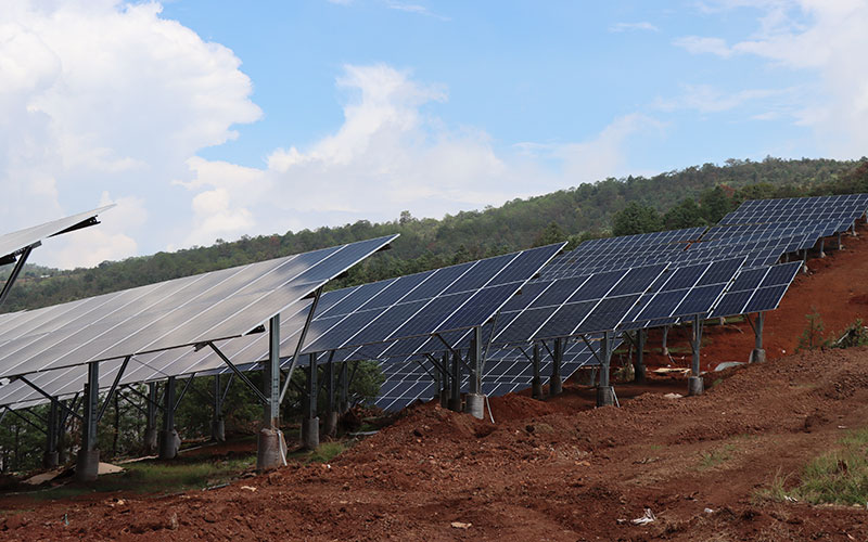 安装的光伏板。杨永锋摄