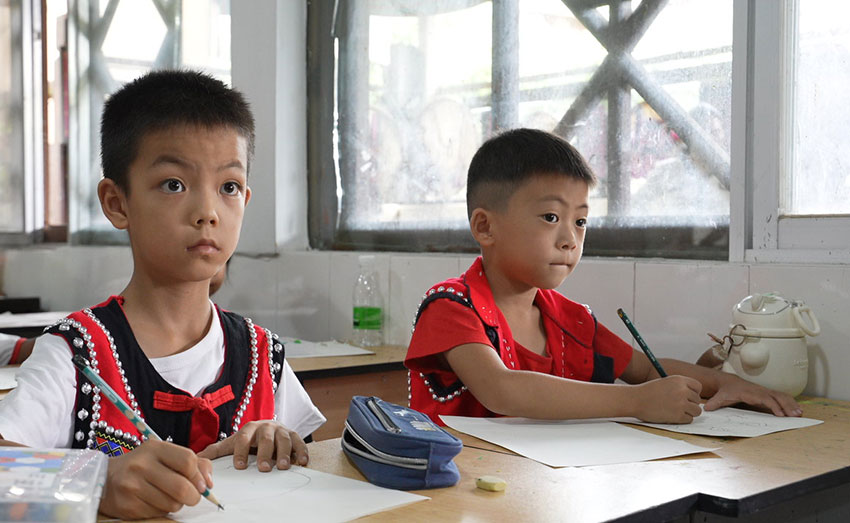 正在认真学习的小朋友。李明丽摄