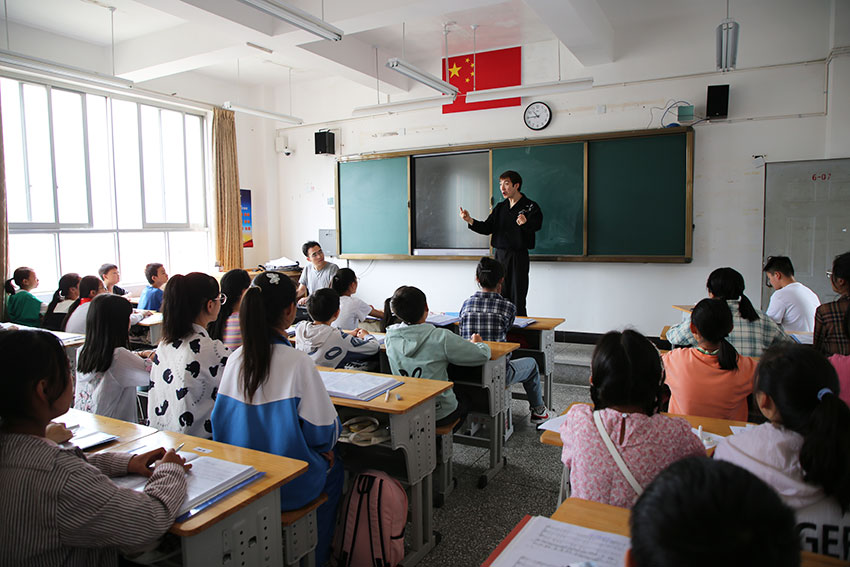 北大青年教师靳子玄到弥渡指导合唱团排练。向晓英摄