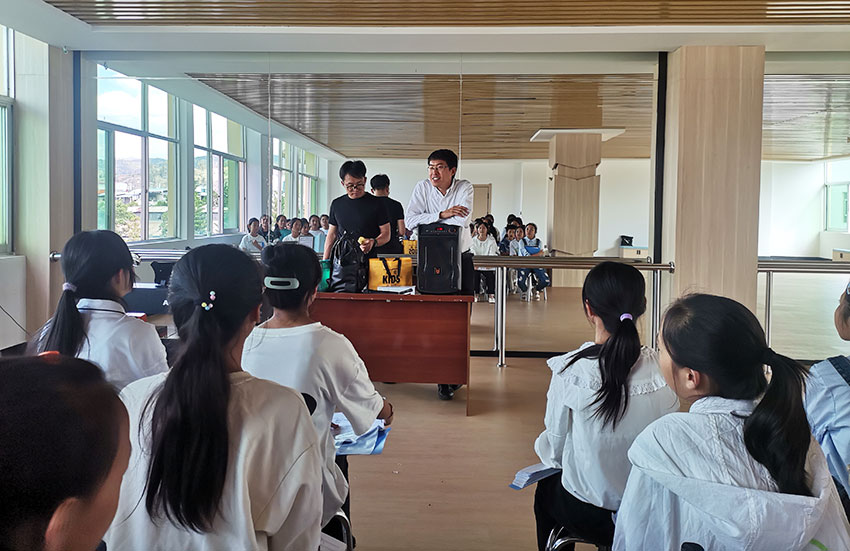 田定方和合唱团的孩子们作交流。向晓英摄