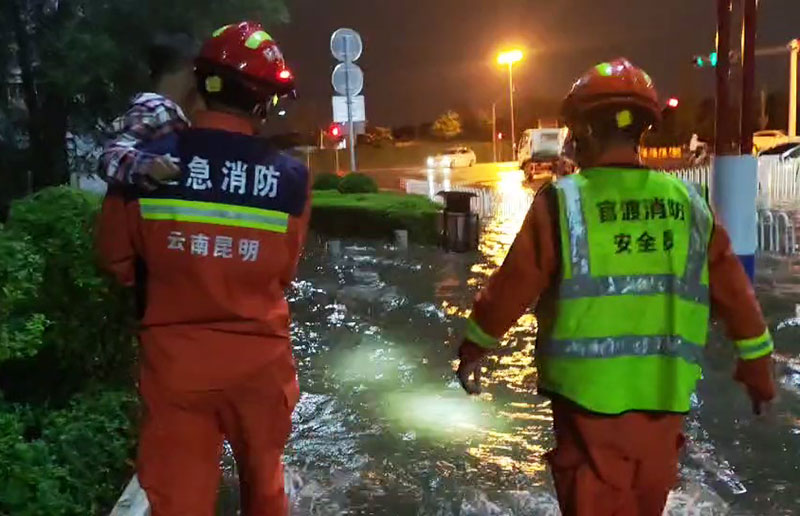 昆明遭遇强降雨，消防疏散转移群众。