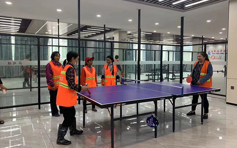 職工在服務站打乒乓球。雲南省總工會供圖