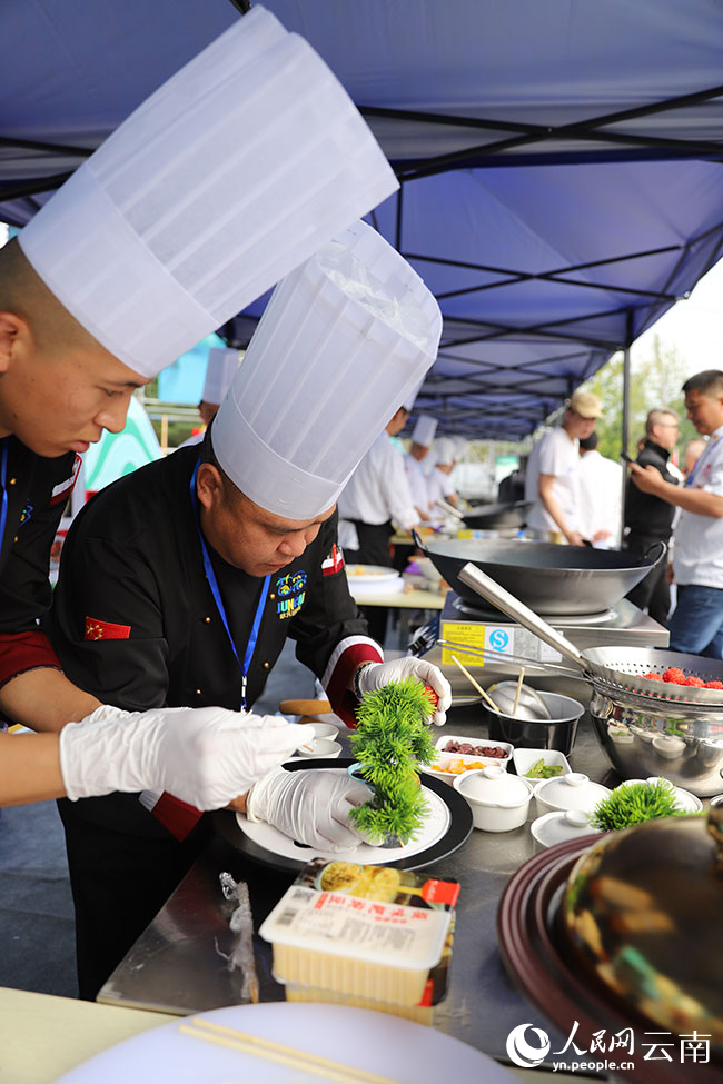 參賽廚師在制作美食。人民網記者 李發興攝