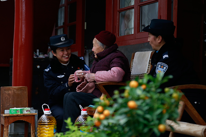 民警开展活动中的情景。