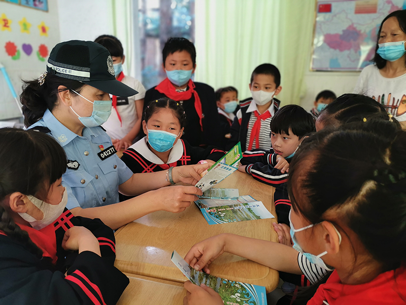 民警开展活动中的情景。