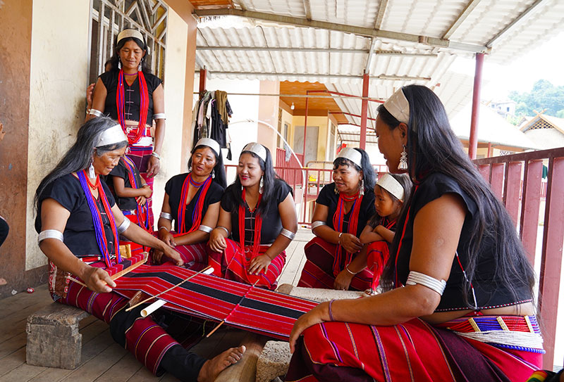 村里的妇女聚在一起学习佤族织锦技艺。李毅摄