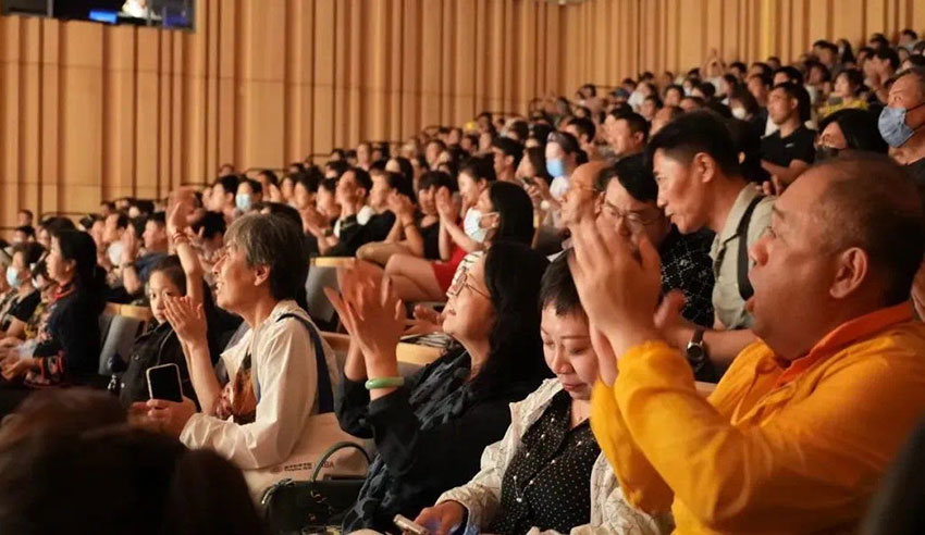 現場觀眾報以熱烈掌聲。