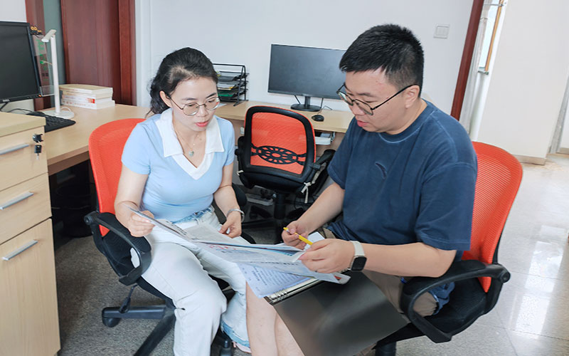 绥江县融媒体中心记者孔菲（左一）在闵行区融媒体中心交流学习。