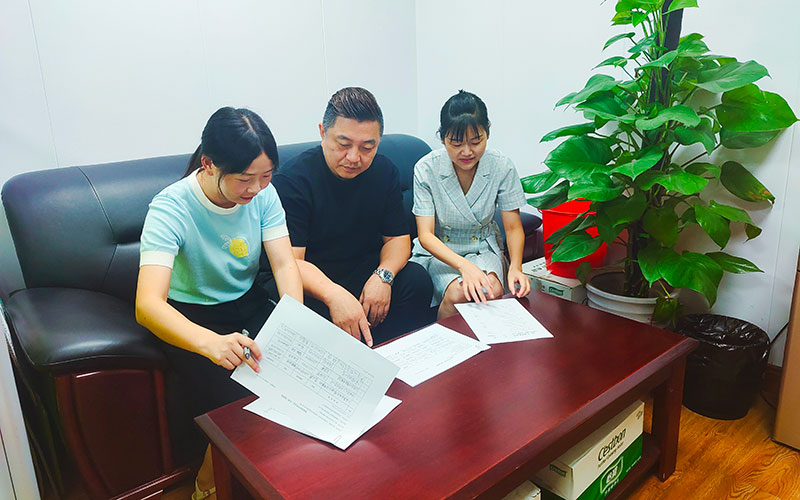 绥江县民政局职工吕光翠（左一）在上海市闵行区闵资集团交流学习。