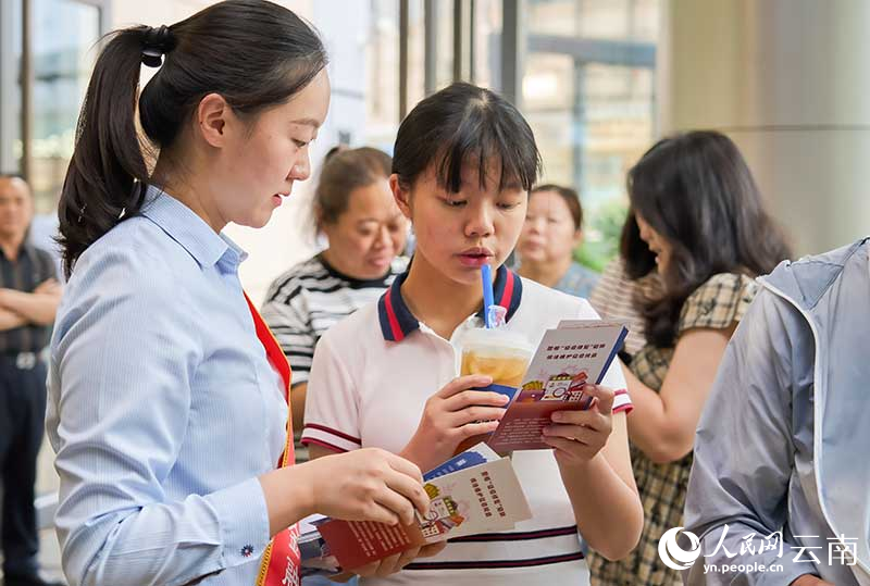 浦发银行昆明分行工作人员向市民科普银行卡账户知识。杨鸣摄