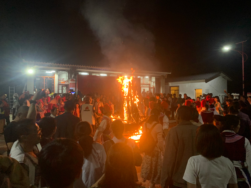各族群眾一起歡度火把節。安寧市融媒體中心供圖