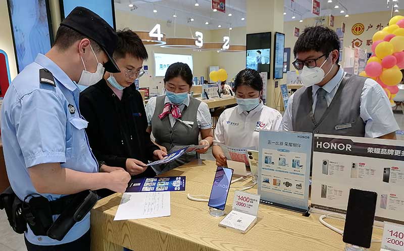 昆明市公安局五華分局龍翔派出所開展普法強基補短板法治宣傳活動。五華公安供圖
