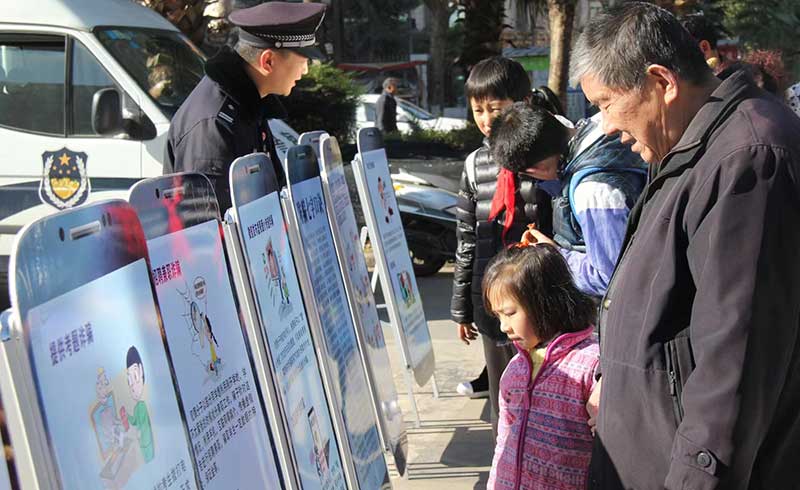昆明市公安局五華分局龍翔派出所開展普法強基補短板法治宣傳活動。五華公安供圖