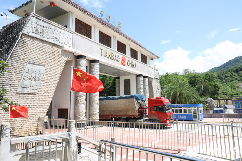 货车有序通关。人民网记者 徐前摄