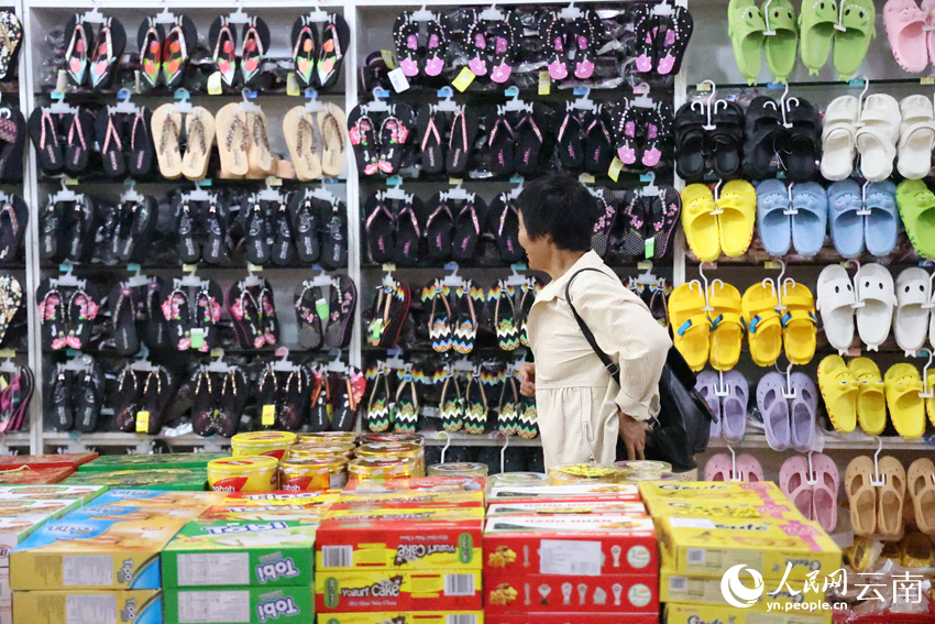 在中越特色商品商铺里选购的游客。人民网记者 徐前摄