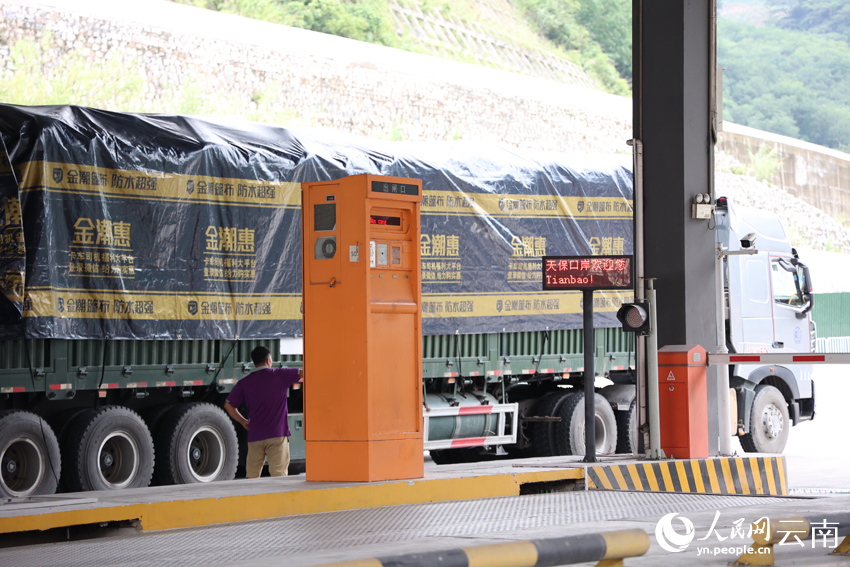 正在查验的货车。人民网记者 徐前摄