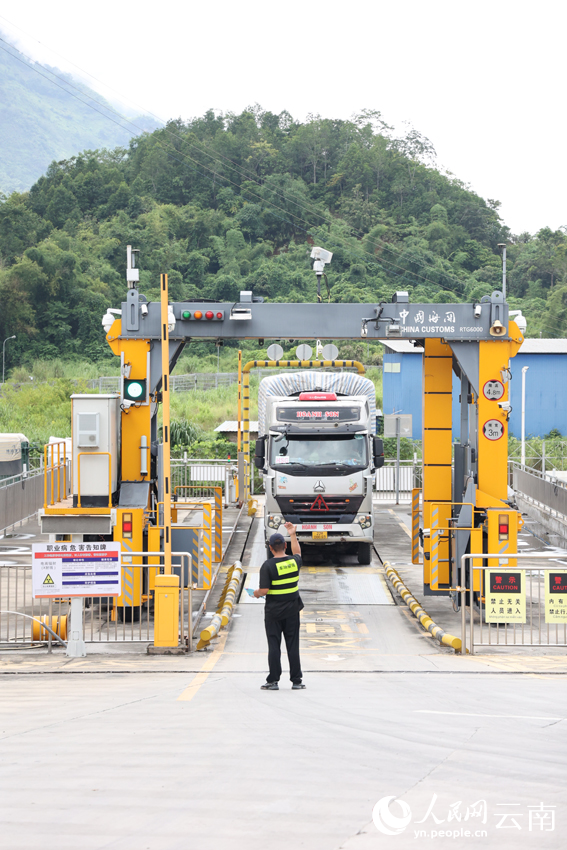 正在迎接查验的货车。人民网记者 徐前摄