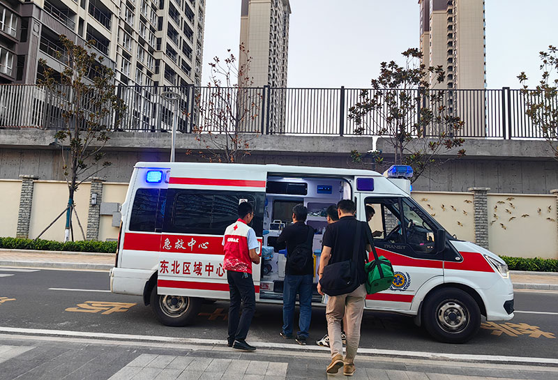 工作人員攜帶萬永波捐獻的器官奔赴急需的患者。羅丹攝