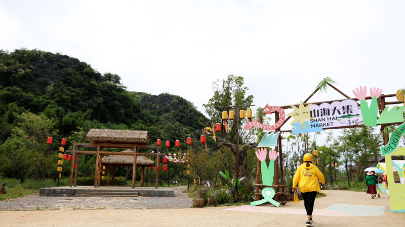 陳婷婷前往景區商戶處取餐。王玉強攝