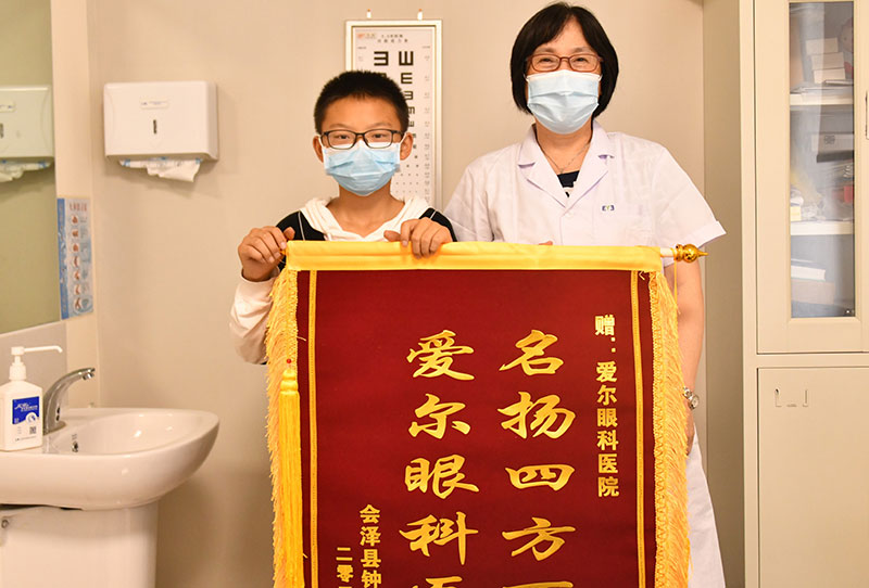 小患者為表感謝向許江濤贈送錦旗。