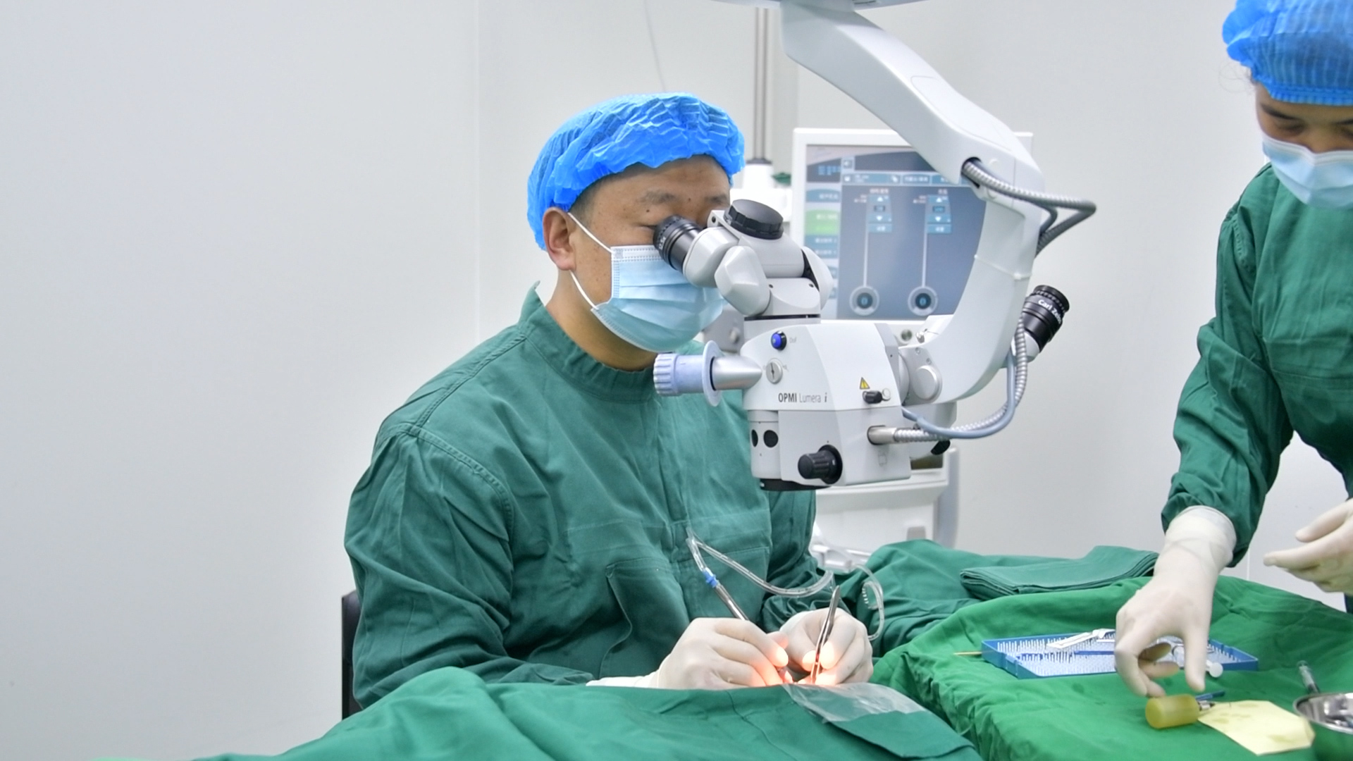 孙鹏为患者实施近视手术。