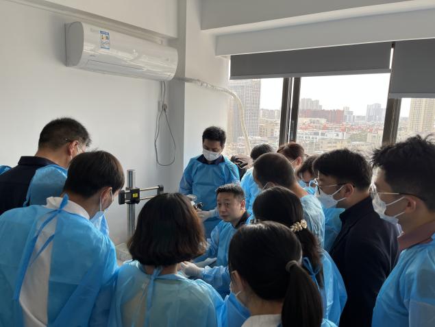 首届ICL晶体植入手术培训班中，孙鹏指导学员们实操。