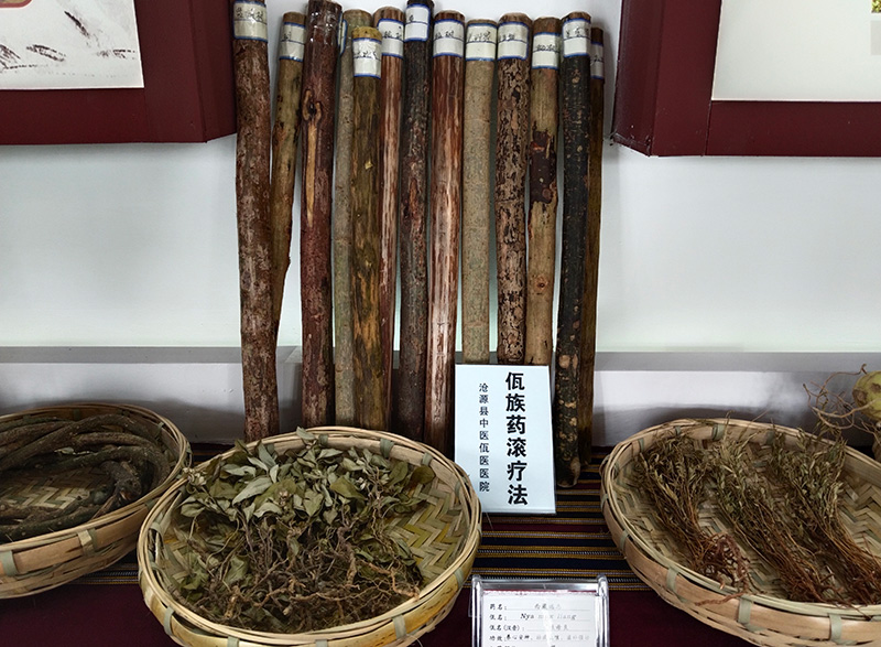 “临沧中医佤医”展团在生物医药大健康馆参与展示。云南省人口和卫生健康宣传教育中心供图