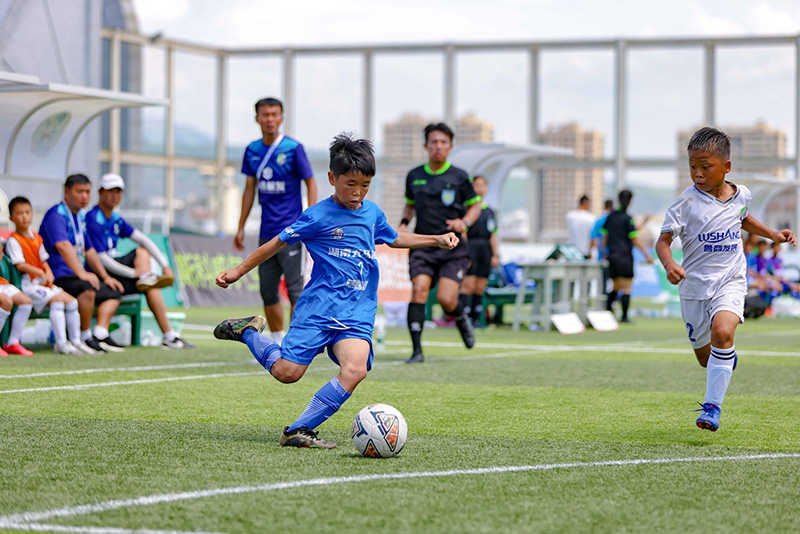 第四届城市少年足球联赛总决赛在开远市体育中心举行。陶家淇摄