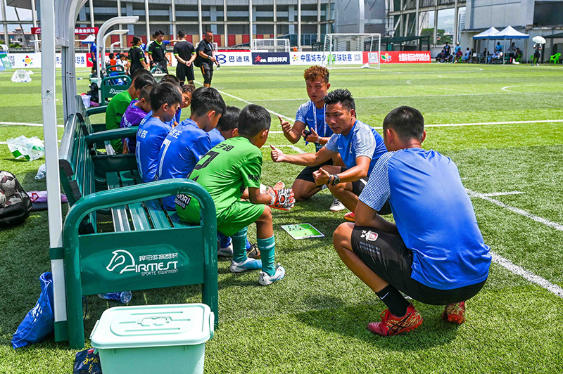 第四届城市少年足球联赛总决赛在开远市体育中心举行。赵东霖摄