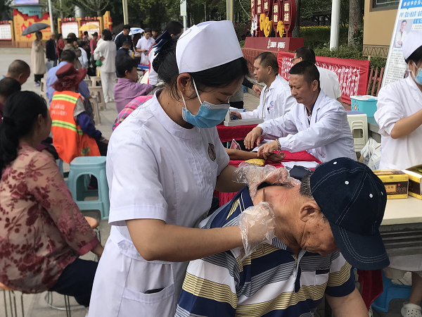 义诊现场。南华县融媒体中心供图