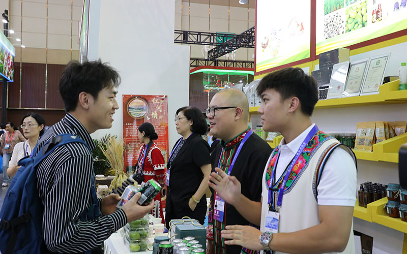 高原特色现代农业馆开远展区。杨建梅摄